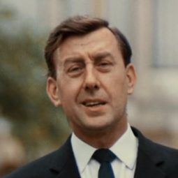 John Hussey 飾演 Jerry