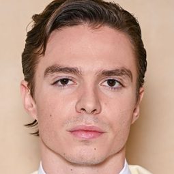 Nicholas Alexander Chavez - 舊年暑假搞乜鬼演員 飾演Billy