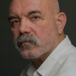 艾爾森·凱索 飾演 Muhtar