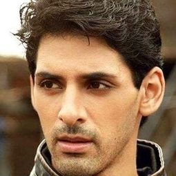 Karan Taluja 飾演 Kunal Khanna
