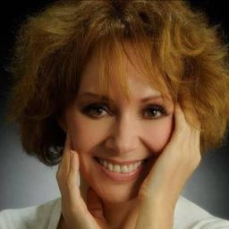 安娜貝爾·費雷拉 飾演 Mamá de Amelia