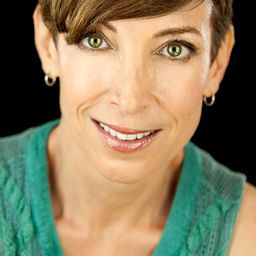 納迪亞·韋魯奇 - 紅色房間演員 飾演Lucie Faggiolo (voice)