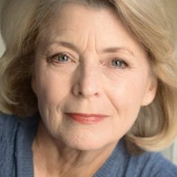 Anne Sward 飾演 Esther