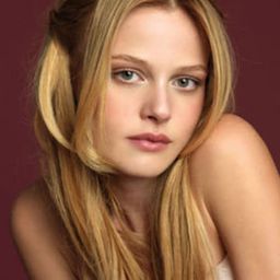 Naz Elmas - 科幻豪傑總動員演員 飾演Erşan Kuneri'nin Sekreteri