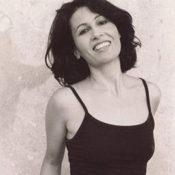 Emma Cardillo 飾演 Carmela