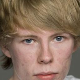 Maarten Stevenson 飾演 Cyril Junior