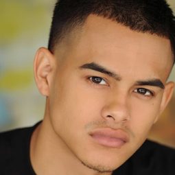 Julian Works 飾演 Vic Castro