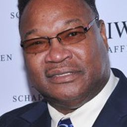 Larry Holmes 飾演 Self