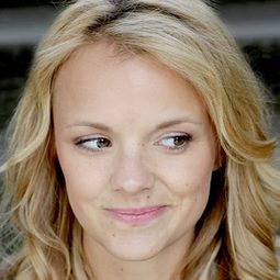 蘿拉·埃克曼 飾演 Ella (voice)