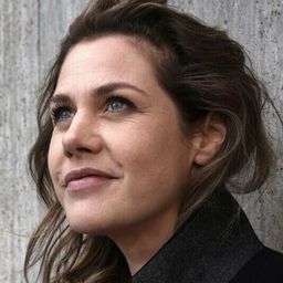 費莉德絲·禾爾 飾演 Carlotta "Lolle" Holzmann