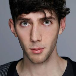 William Freeman 飾演 Formal Escort 2