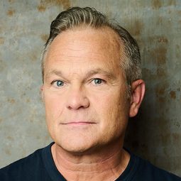 Brett Baker - 看不見演員 飾演Carl