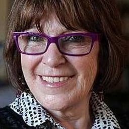 Marie Jones 飾演 Kathleen Duffy