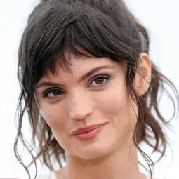 Charlbi Dean Kriek 飾演 Yaya