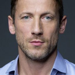 沃坦·維爾克·默林 飾演 Frank