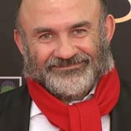 艾米利歐·加維拉 - 白雪公主鬥牛記演員 飾演Jesusín