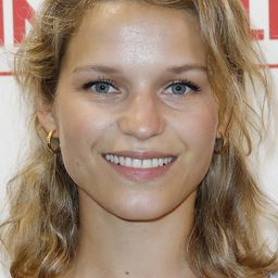 Margaux Châtelier 飾演 Aurore