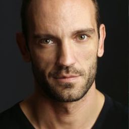 Javier Mula 飾演 Beni