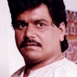 Laxmikant Berde 飾演 Pakya