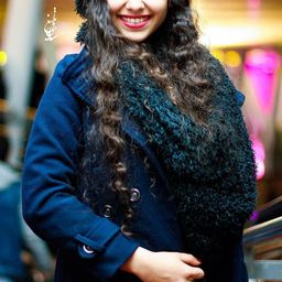 Setayesh Mahmoudi 飾演 Nabat