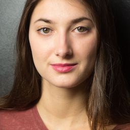 Ana Blagojevic 飾演 Héléna