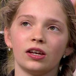 Dorka Gáspárfalvi 飾演 Zsófi