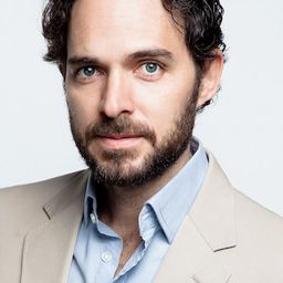 馬諾洛·卡多納 飾演 La Karen