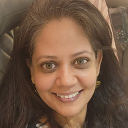 Mallika Prasad 飾演 Amrita's Mother