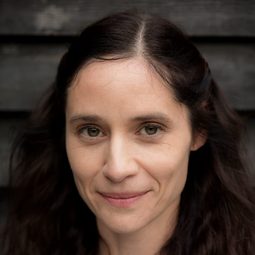 帕洛瑪·貝薩 飾演 Valerie Hopkins