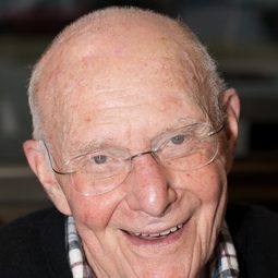Harve Bennett - 星艦迷航記 V：終極先鋒演員 飾演Starfleet Chief of Staff