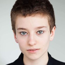 Éléonore Loiselle 飾演 Aurore