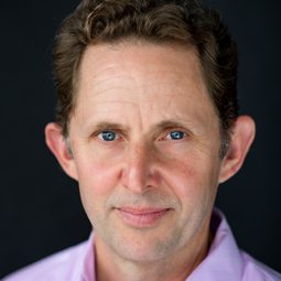 Todd Weeks 飾演 Curator