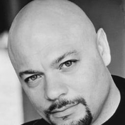 Steve Heinze 飾演 Larry (Valentine's Bodyguard)