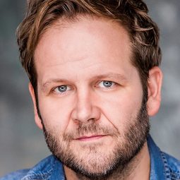 Evan Buliung 飾演 Alan