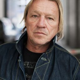 Guy Staumont 飾演 Bart