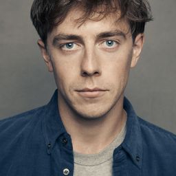 Tom Byrne 飾演 Iain Ban