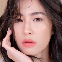 Katareeya Theapchatri 飾演 Vicky