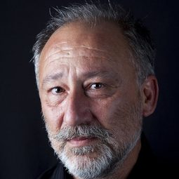 歐坦·埃基奇勒 - 沒有圖書館的圖書館長演員 飾演Nazmi Dogan