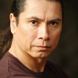 Gregory Cruz 飾演 Bugle