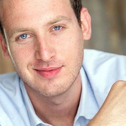 Carlo Corbellini 飾演 Benny