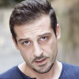 Maurizio Tesei 飾演 Leo