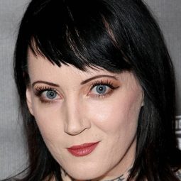 Julie Anne Prescott 飾演 Gemma