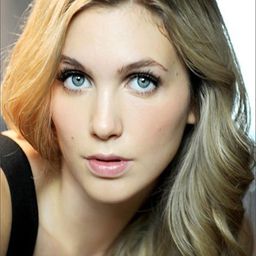 Eleonora Albrecht 飾演 Sara