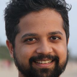 Anand Tiwari 飾演 Ajit Kumar Banerjee