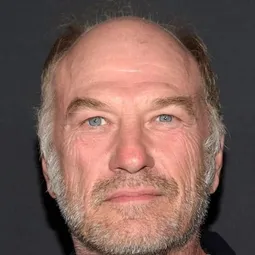 泰德·李凡 飾演 Warden