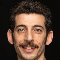 Hakan Bulut - 大喜之夜演員 飾演Fotoğrafçı İso