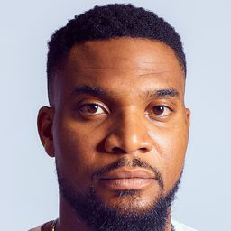 Kunle Remi 飾演 Saro