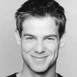 Adam Frost 飾演 Captain Haywood