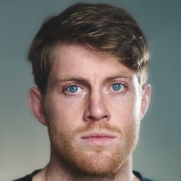 Peter Claffey 飾演 Barry