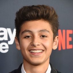 馬修雷斯 飾演 John Smith